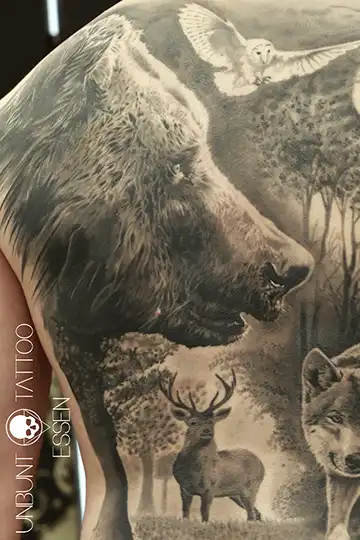 rücken tattoo Mann Frau bär tattoo hirsch wildniss wald
