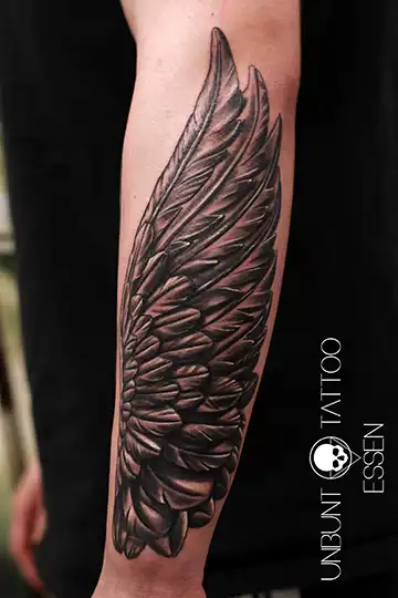 flügel tattoo unterarm frau