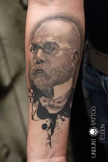 Robert koch tattoo, microbiologie tattoo unterarm frau