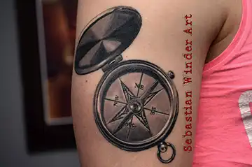 realistischer kompass tattoo mann oberarm