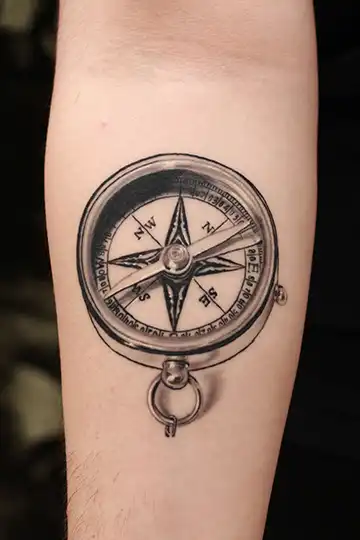 fotorealistischer kompass tattoo von unbunt tattoo studio essen